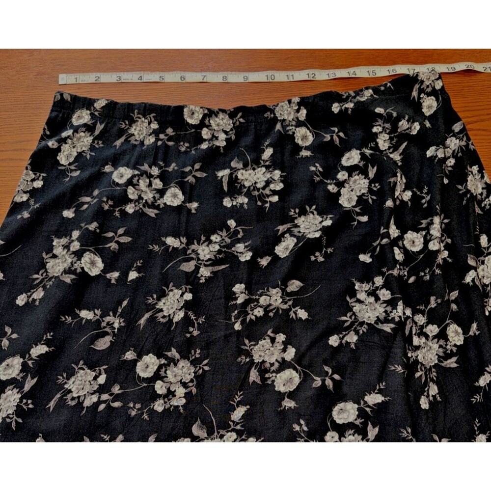 Women’s Maxi Skirt Black White Flower Print